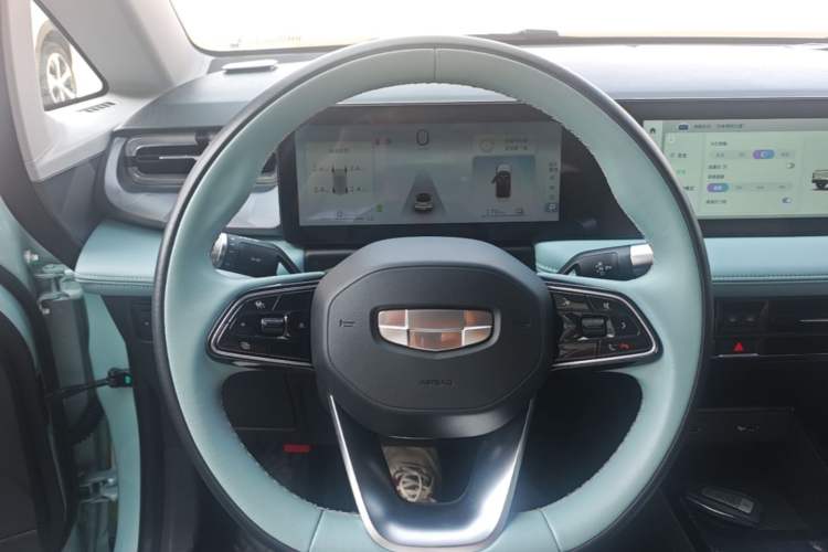 Used Geometry E Firefly 2023 401 km Super-Liked Special Edition 5 Seats Steering Wheel