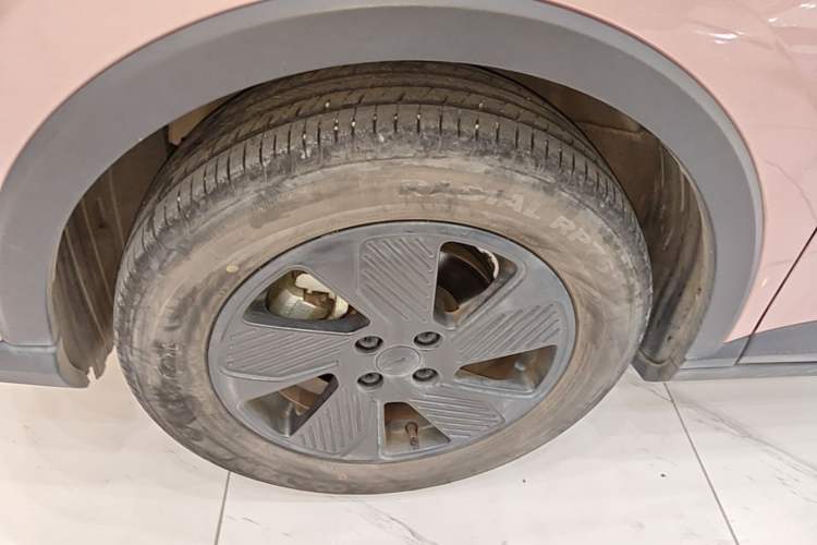Used Geometry E Firefly 2023 401 km Super-Liked Special Edition 5 Seats Left Front Wheel Hub