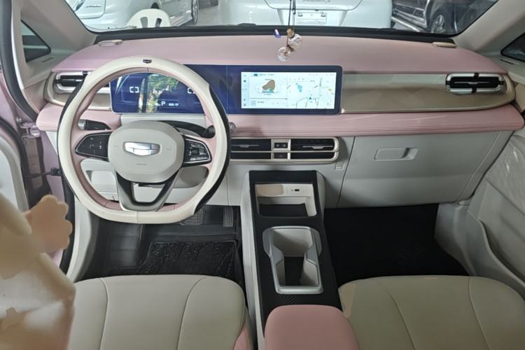 Used Geometry E Firefly 2024 401 km Fluorescent Center Console