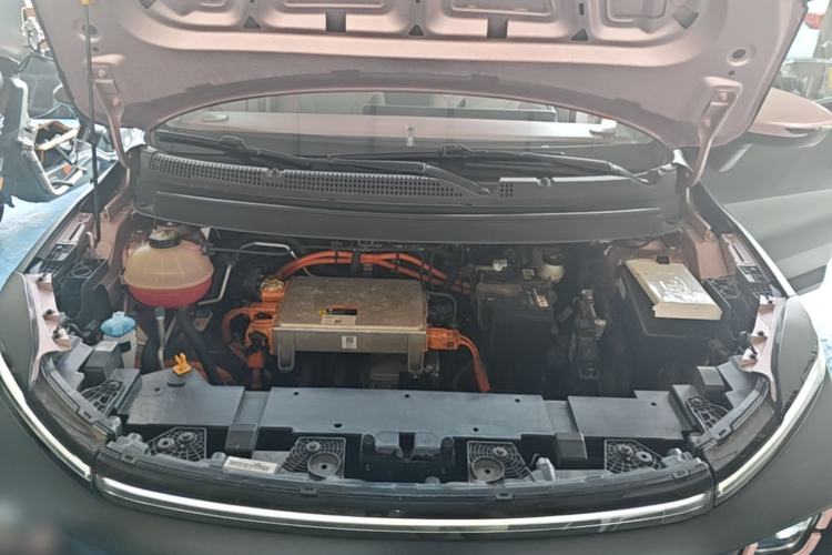 Used Geometry E Firefly 2024 401 km Fluorescent Engine Bay