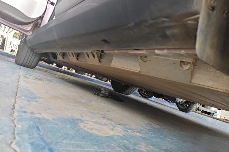 Used Geometry E Firefly 2024 401 km Fluorescent Left Side Sill