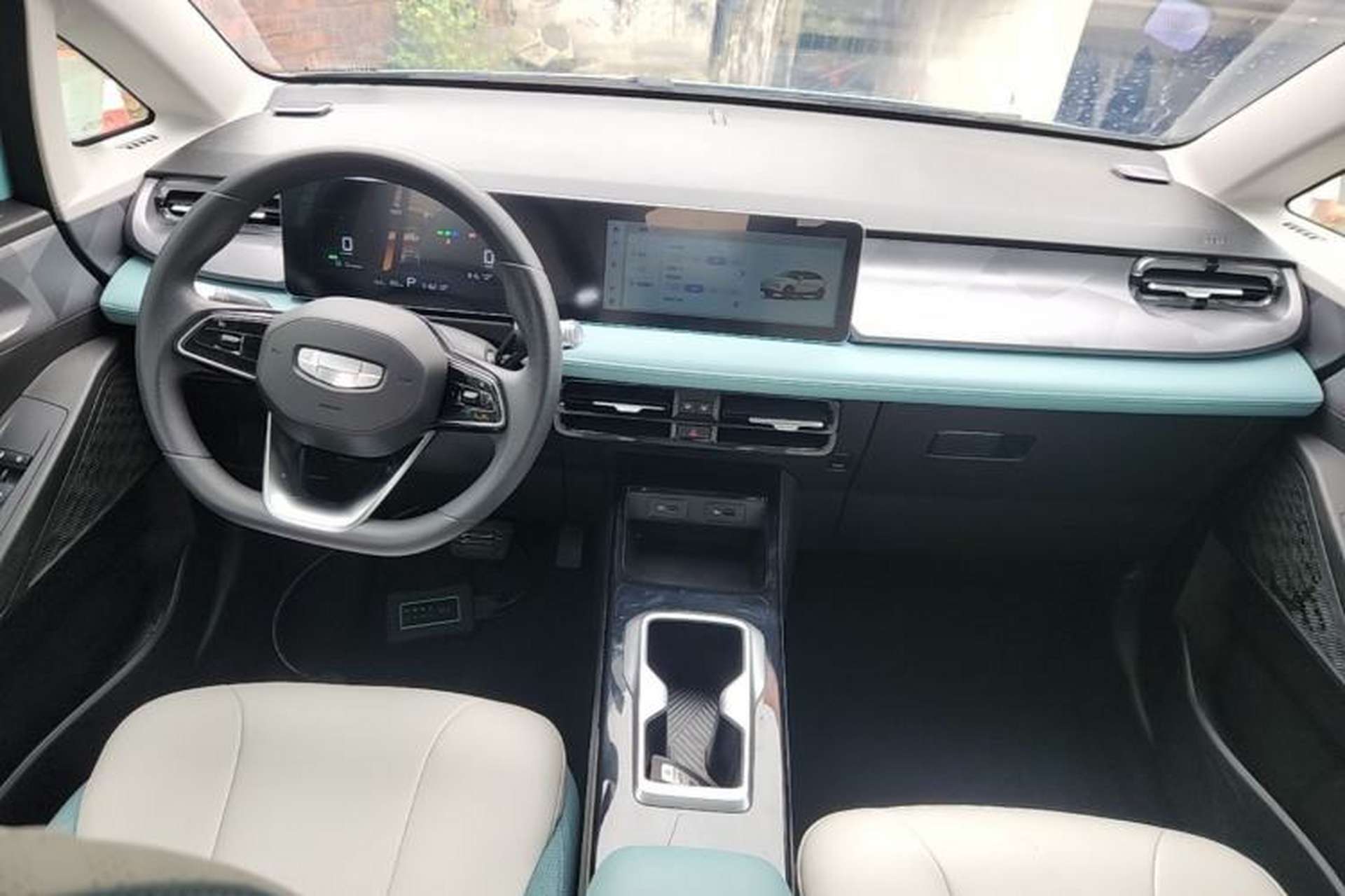 Used Geometry E Firefly 2024 401km Starlight Center Console