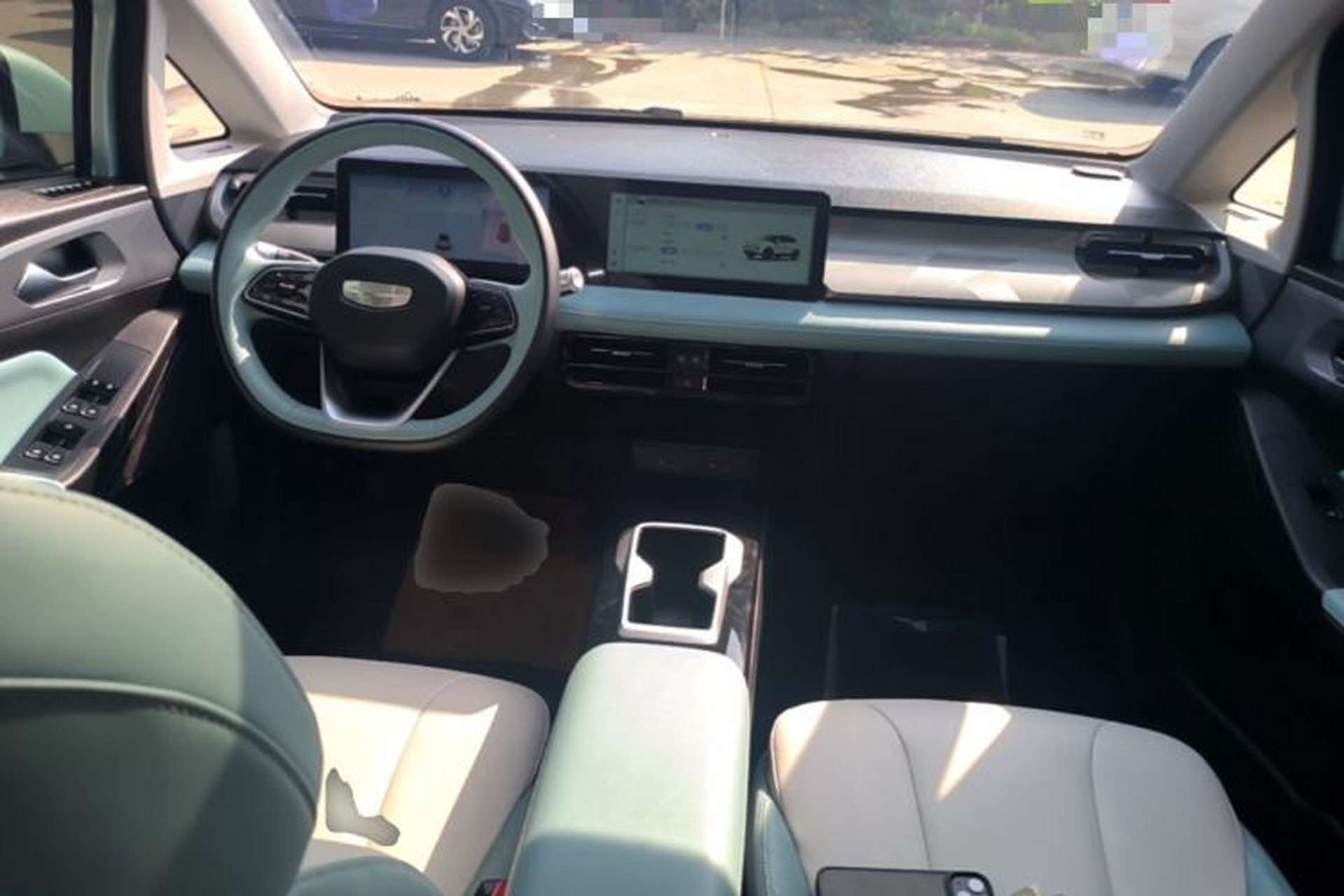 Used Geometry E Firefly 2024 401 km Fluorescent Center Console