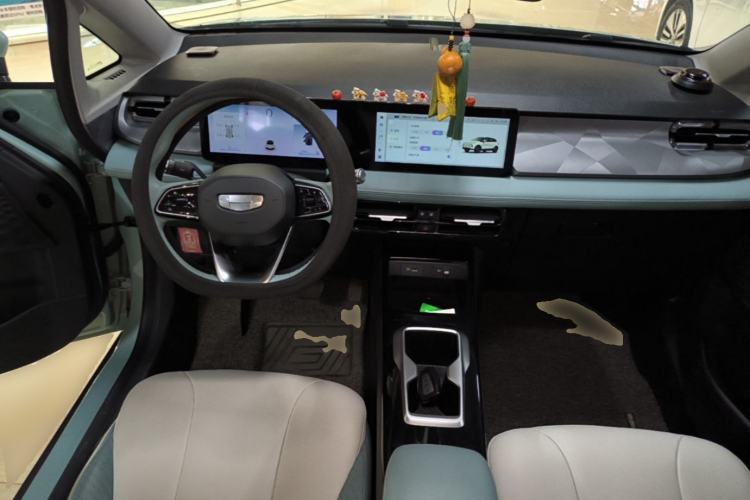 Used Geometry E Firefly 2024 401 km Fluorescent Center Console