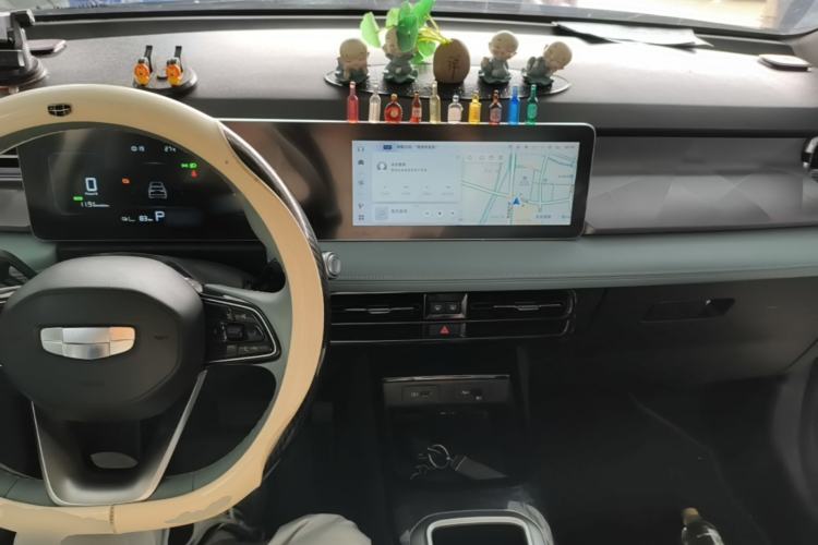 Used Geometry E Firefly 2024 401 km Fluorescent Center Console