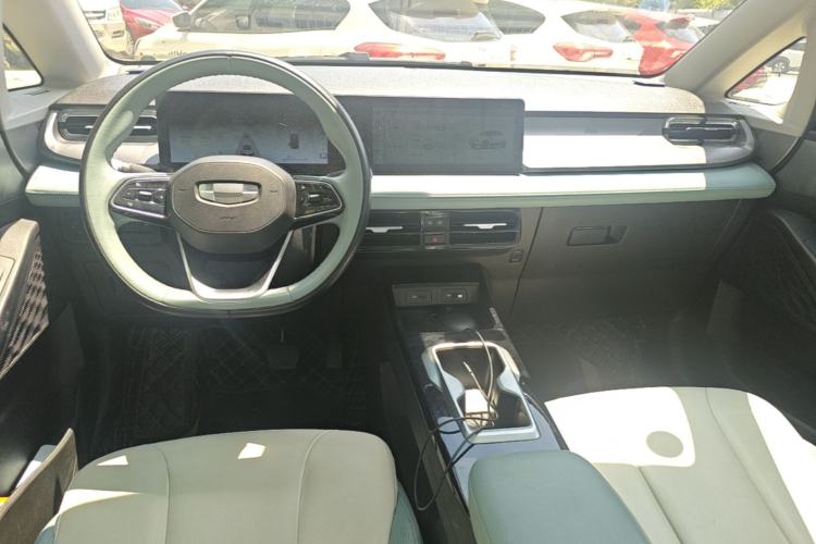 Used Geometry E Firefly 2024 401 km Fluorescent Center Console