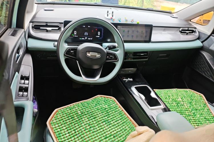 Used Geometry E Firefly 2024 401 km Fluorescent Center Console