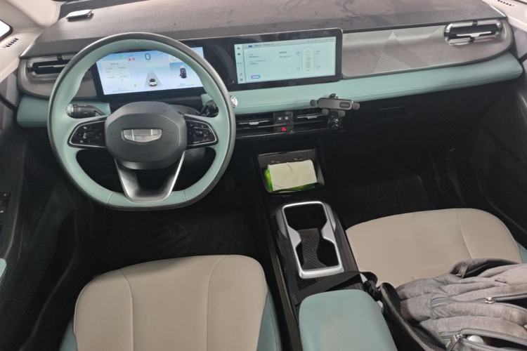 Used Geometry E Firefly 2024 401 km Fluorescent Center Console