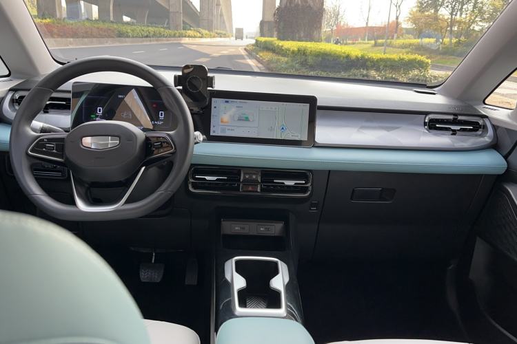 Used Geometry E Firefly 2024 301km Starlight Center Console