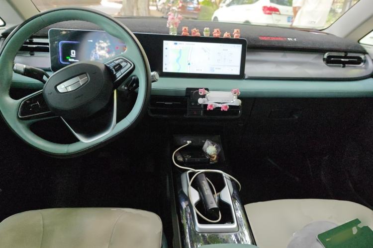 Used Geometry E Firefly 2024 401 km Fluorescent Center Console