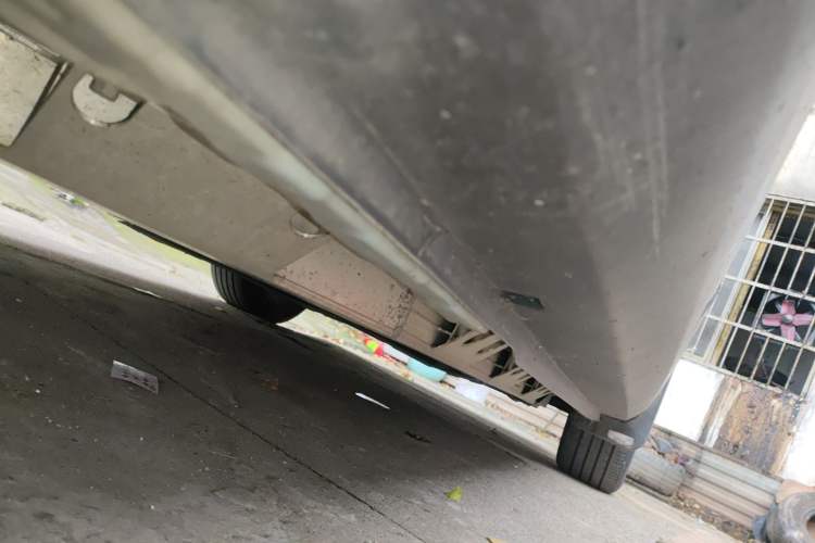 Used Geometry E Firefly 2024 401 km Fluorescent Chassis Rear Right