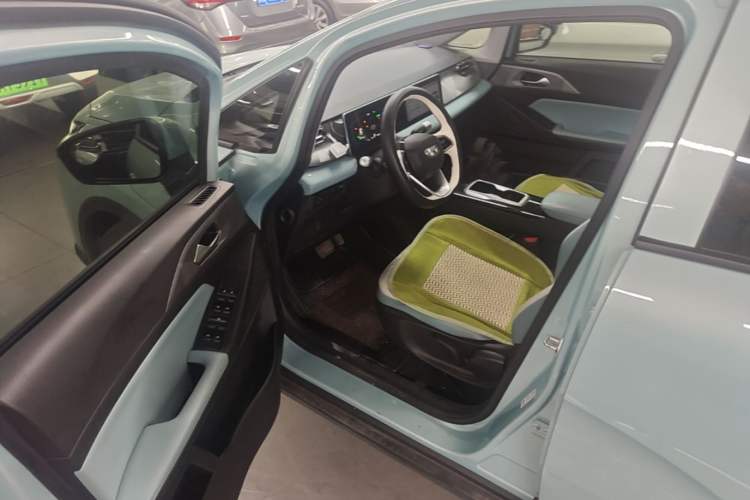 Used Geometry E Firefly 2024 301km Starlight Driver Seat