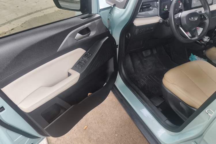 Used Geometry E Firefly 2024 301km Flowing Light Driver Seat