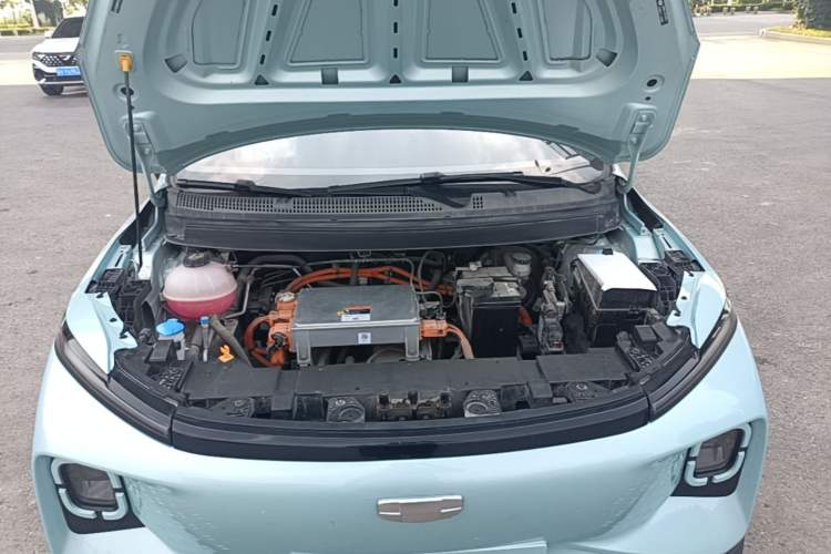 Used Geometry E Firefly 2024 301km Starlight Engine Bay