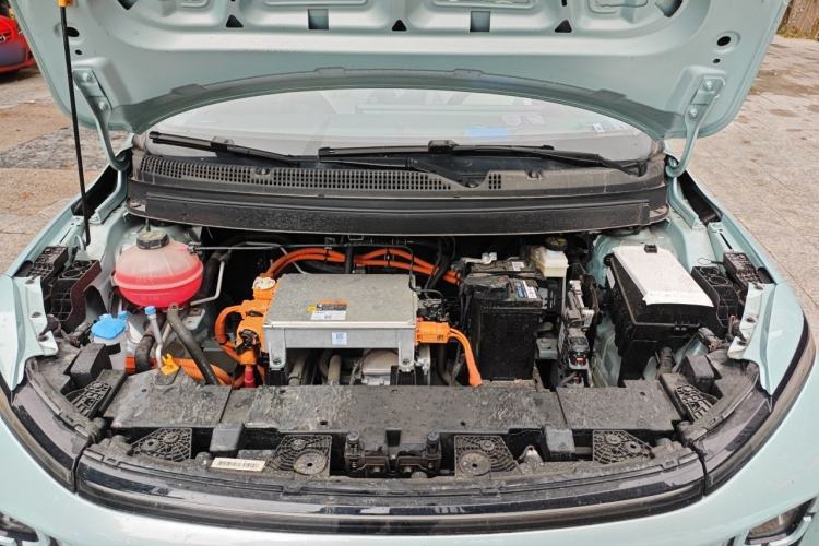 Used Geometry E Firefly 2024 401 km Fluorescent Engine Bay