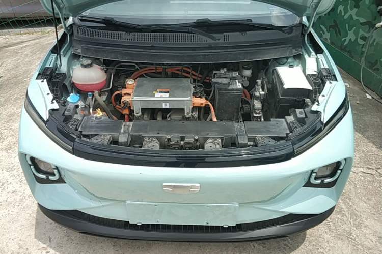 Used Geometry E Firefly 2024 301km Flowing Light Engine Bay