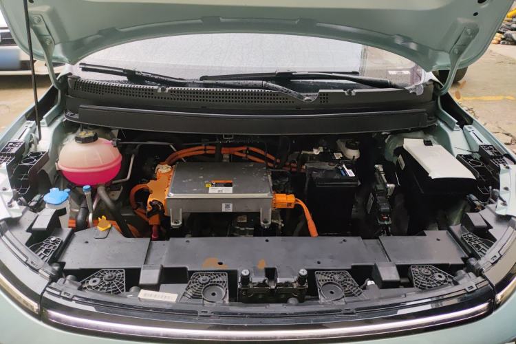 Used Geometry E Firefly 2024 401 km Fluorescent Engine Bay