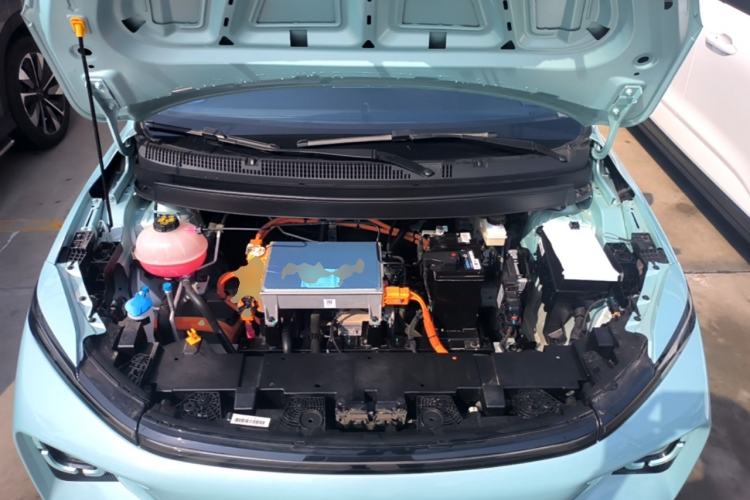 Used Geometry E Firefly 2024 401 km Fluorescent Engine Bay