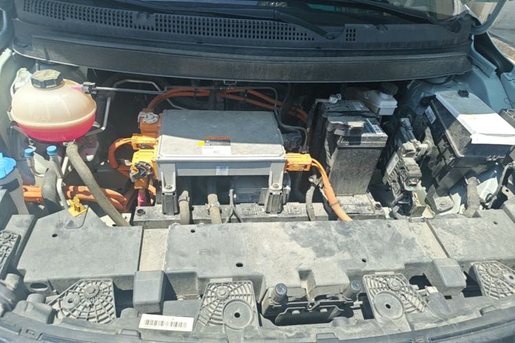 Used Geometry E Firefly 2024 401 km Fluorescent Engine Bay