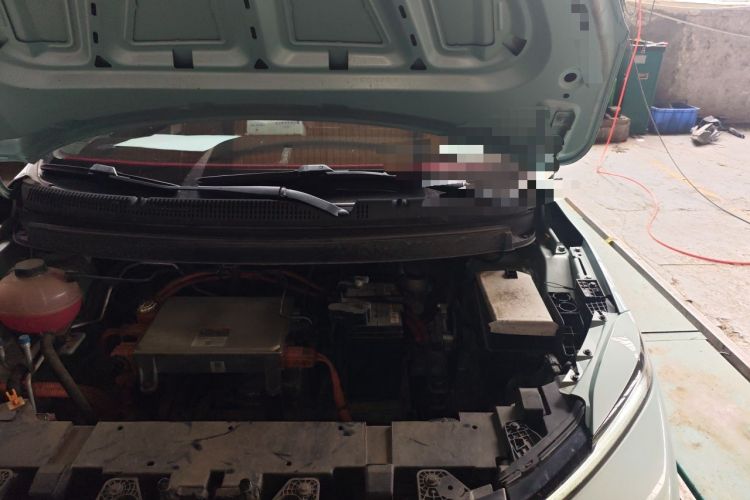 Used Geometry E Firefly 2024 401km Starlight Engine Bay Left