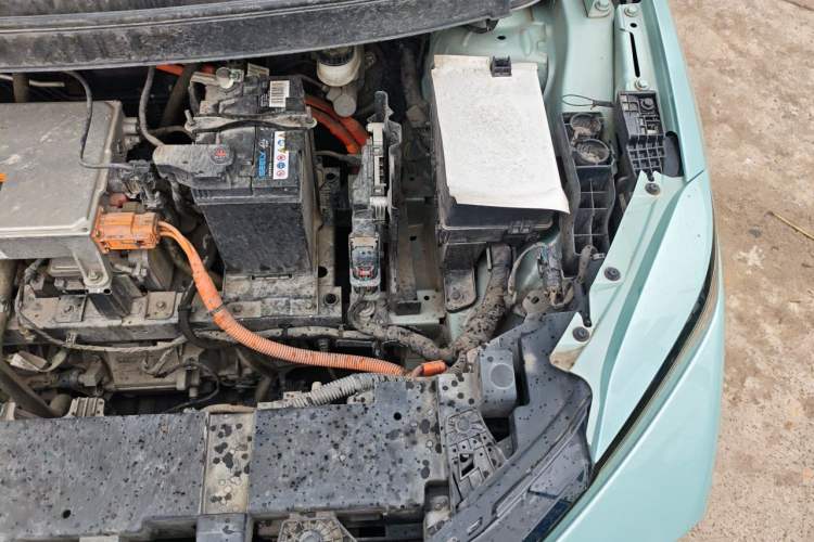Used Geometry E Firefly 2024 401 km Fluorescent Engine Bay Left