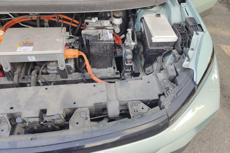 Used Geometry E Firefly 2024 301km Starlight Engine Bay Left