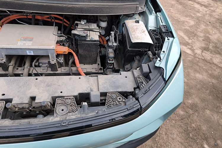 Used Geometry E Firefly 2024 401 km Fluorescent Engine Bay Left