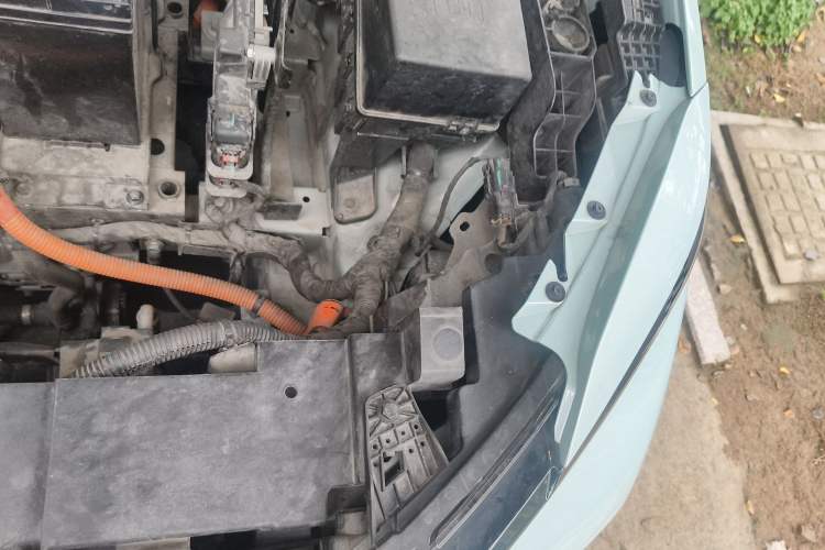 Used Geometry E Firefly 2024 301km Flowing Light Engine Bay Left