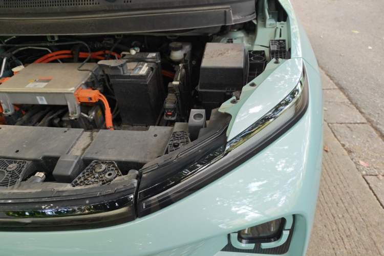 Used Geometry E Firefly 2024 401 km Fluorescent Engine Bay Left