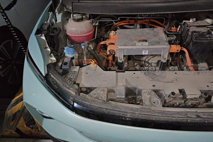 Used Geometry E Firefly 2024 301km Starlight Engine Bay Right