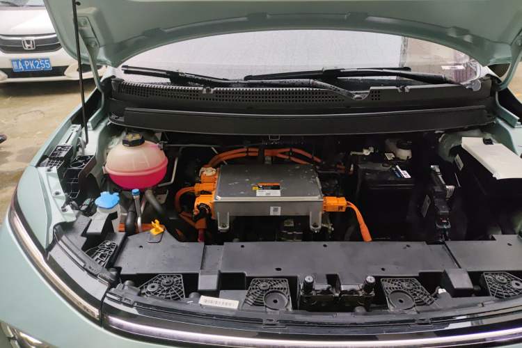Used Geometry E Firefly 2024 401 km Fluorescent Engine Bay Right