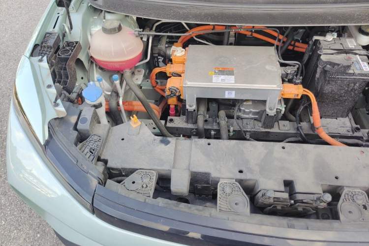Used Geometry E Firefly 2024 301km Starlight Engine Bay Right