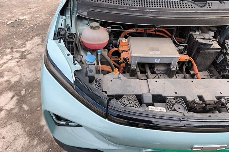 Used Geometry E Firefly 2024 401 km Fluorescent Engine Bay Right