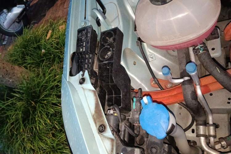 Used Geometry E Firefly 2024 301km Starlight Engine Bay Right