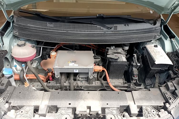 Used Geometry E Firefly 2024 401 km Fluorescent Engine Bay