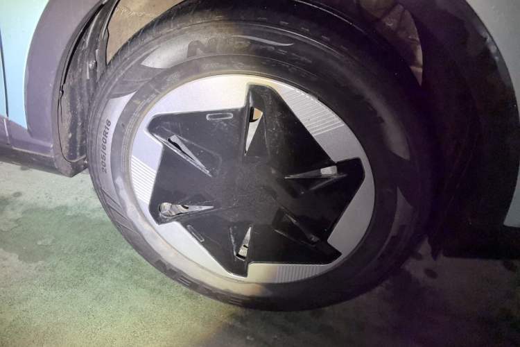 Used Geometry E Firefly 2024 301km Flowing Light Exterior 1