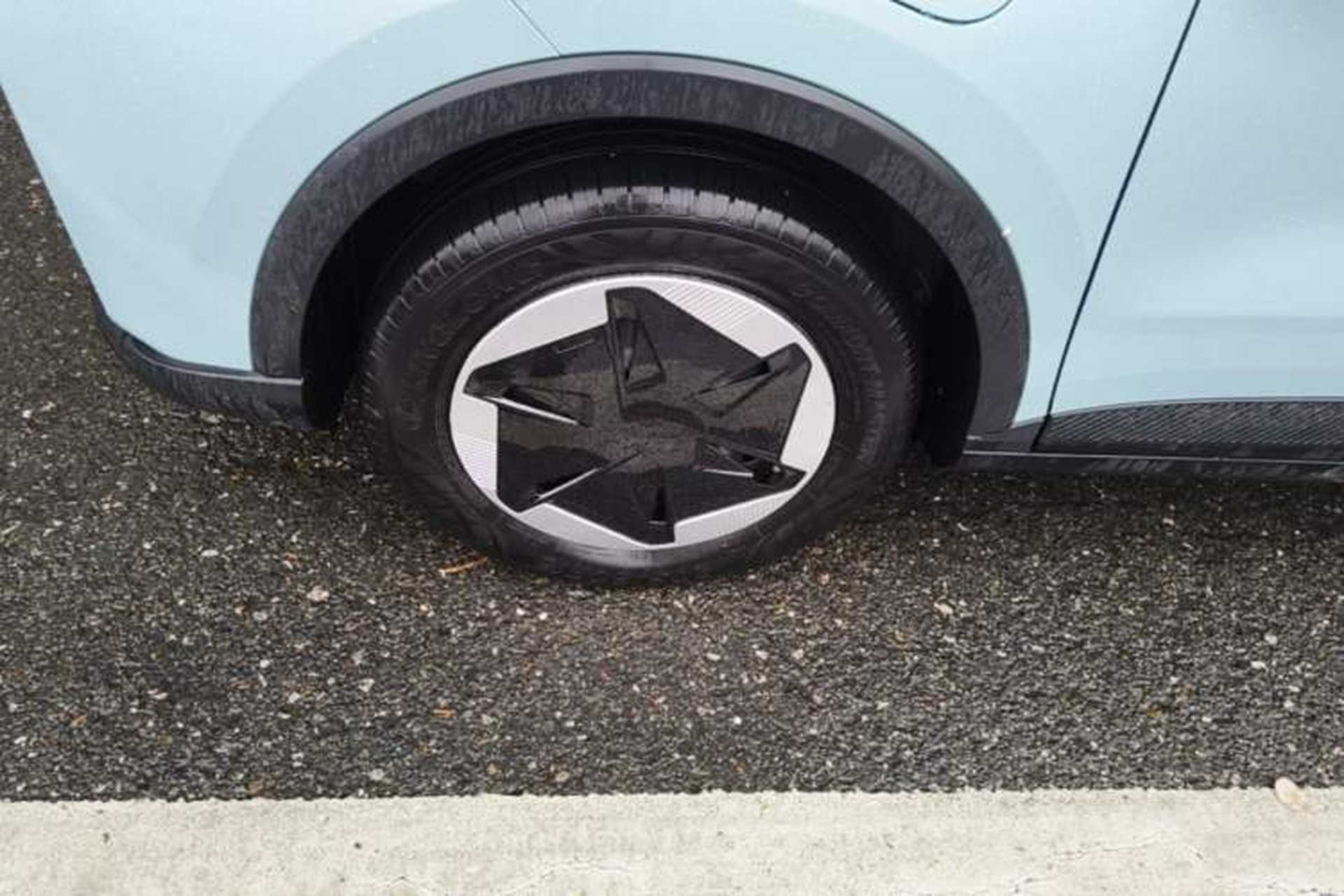 Used Geometry E Firefly 2024 301km Starlight Exterior 4