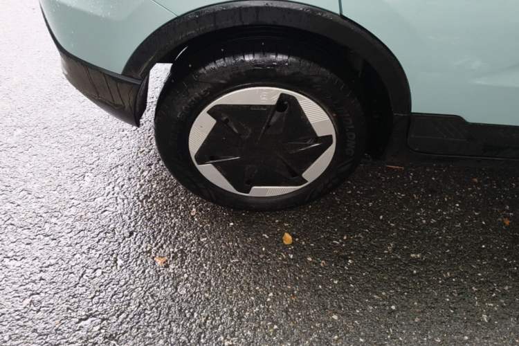 Used Geometry E Firefly 2024 301km Starlight Exterior 5