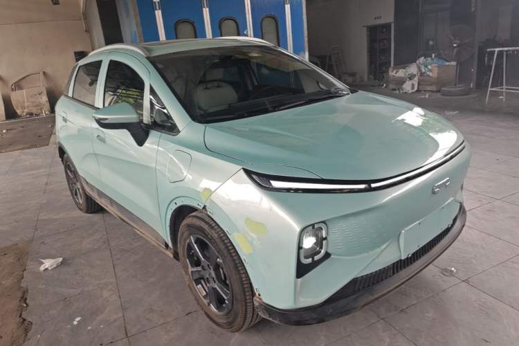 Used Geometry E Firefly 2024 401 km Fluorescent Front Right 45 Deg