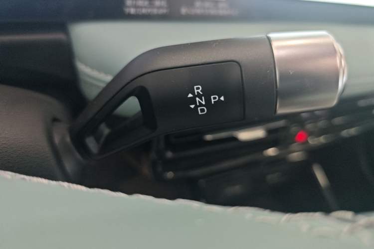 Used Geometry E Firefly 2024 401 km Fluorescent Gear Lever