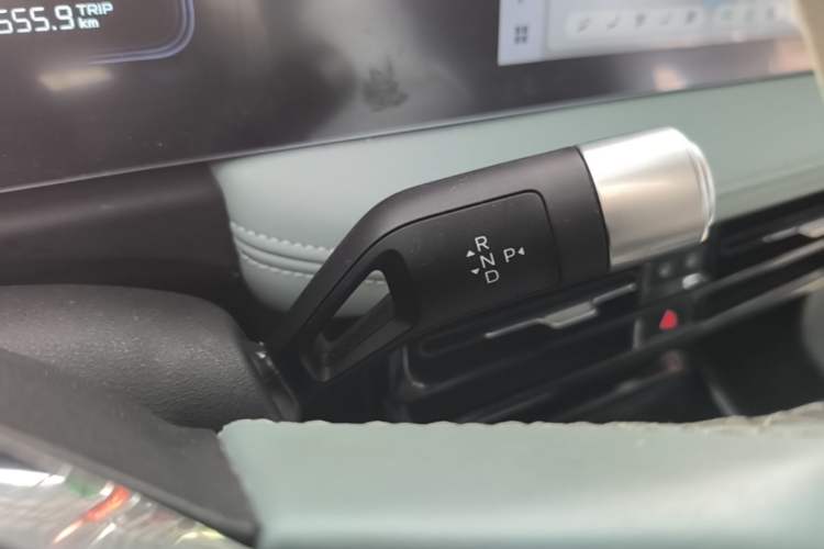 Used Geometry E Firefly 2024 401 km Fluorescent Gear Lever