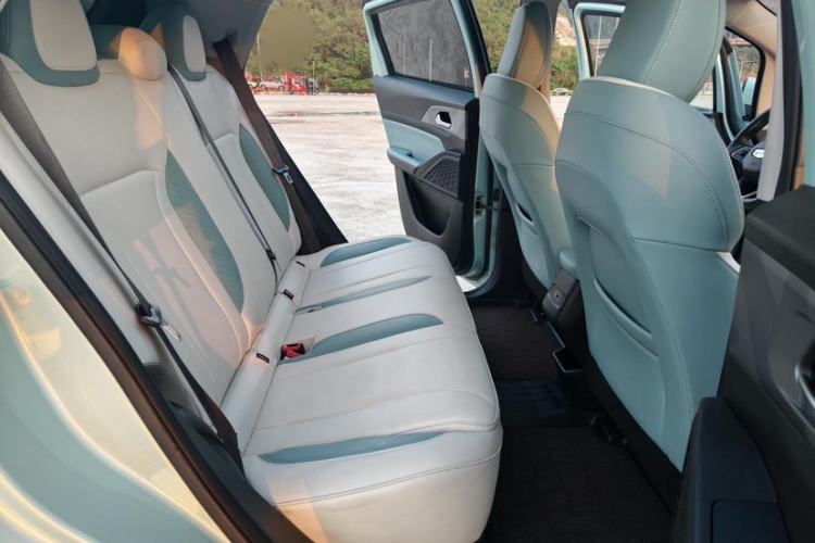 Used Geometry E Firefly 2024 301km Starlight Interior 1
