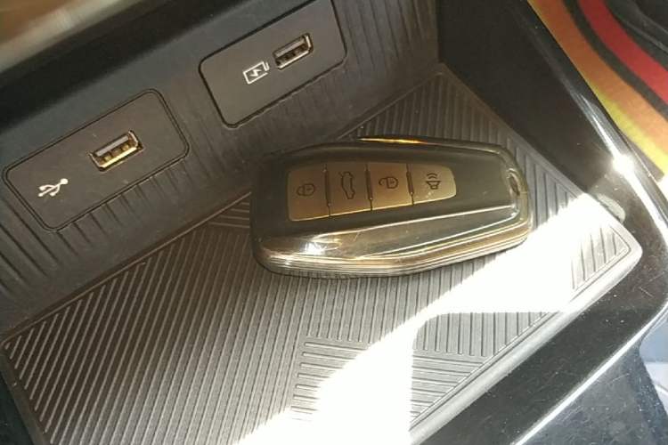 Used Geometry E Firefly 2024 301km Flowing Light Interior 1