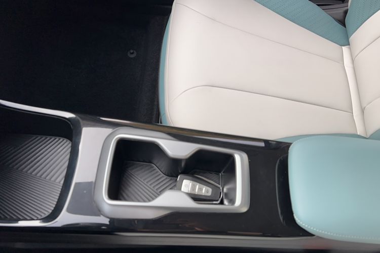 Used Geometry E Firefly 2024 301km Starlight Interior 1