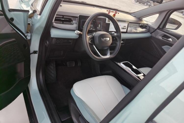 Used Geometry E Firefly 2024 301km Starlight Interior 10