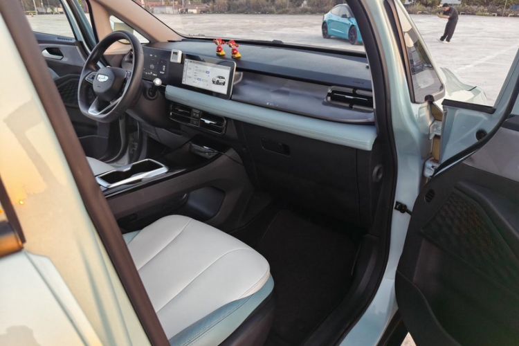 Used Geometry E Firefly 2024 301km Starlight Interior 11
