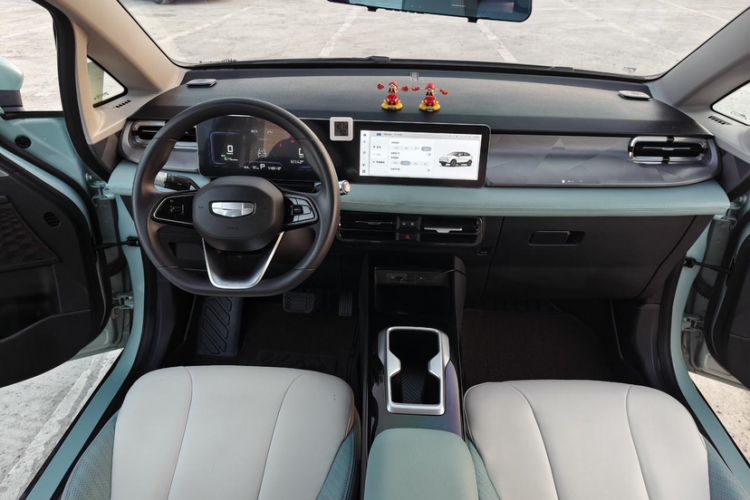 Used Geometry E Firefly 2024 301km Starlight Interior 12