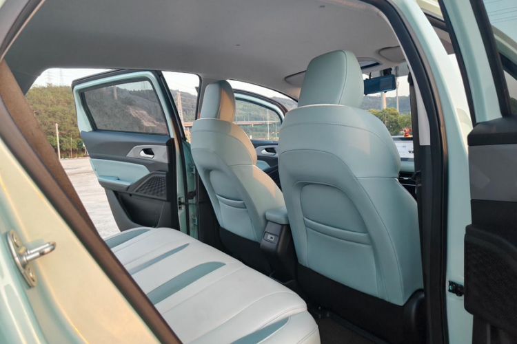 Used Geometry E Firefly 2024 301km Starlight Interior 2