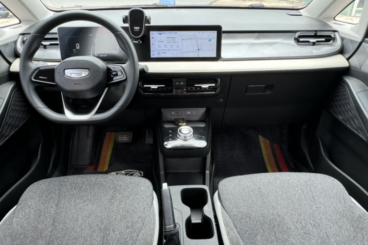 Used Geometry E Firefly 2024 301km Flowing Light Interior 2