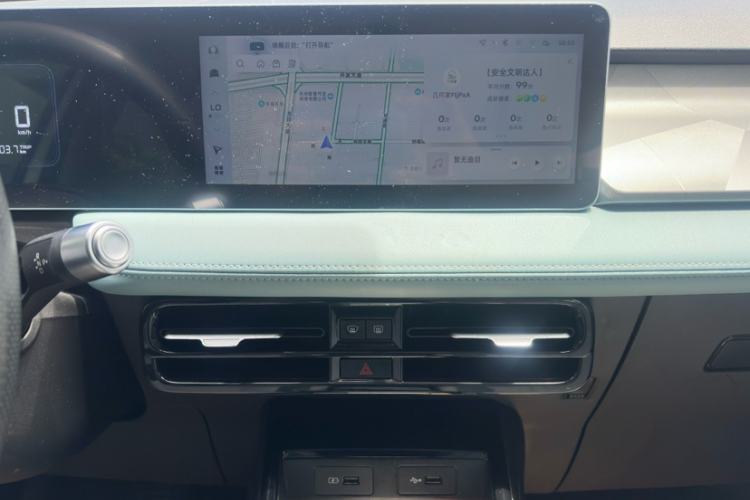 Used Geometry E Firefly 2024 301km Starlight Interior 2